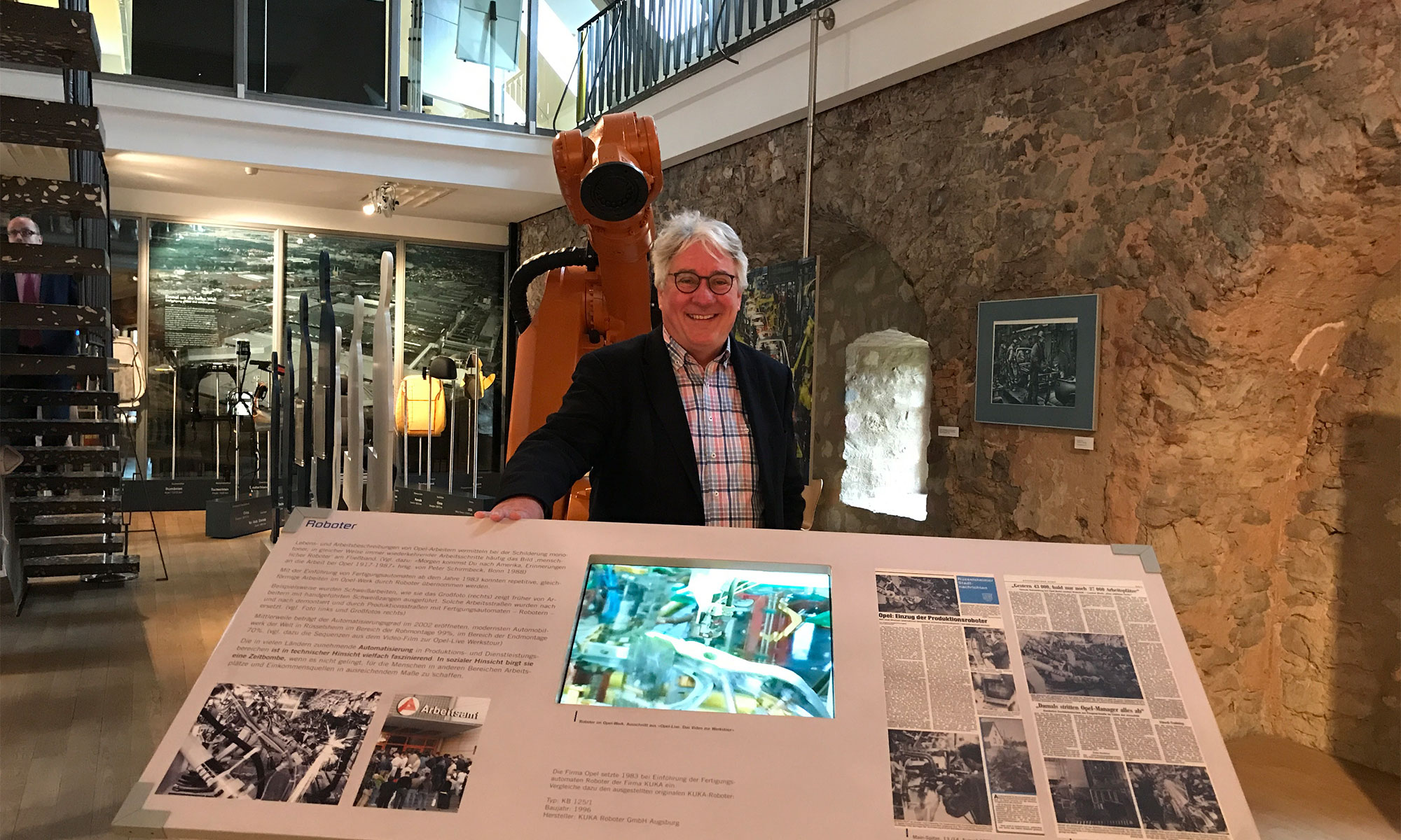 Achim Weidner - Technikinteressiert, hier beim Roboter im Stadt- und Industrienmuseum Rüsselsheim