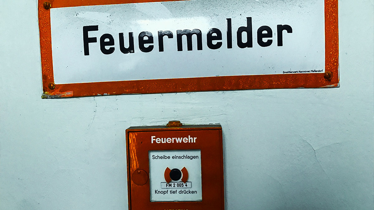 Benzin in der Luft — warum digitaler Brandschutz Chefsache ist